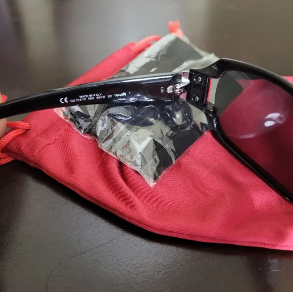 Gucci Sunglasses, Black Frame - Picture 4 of 8